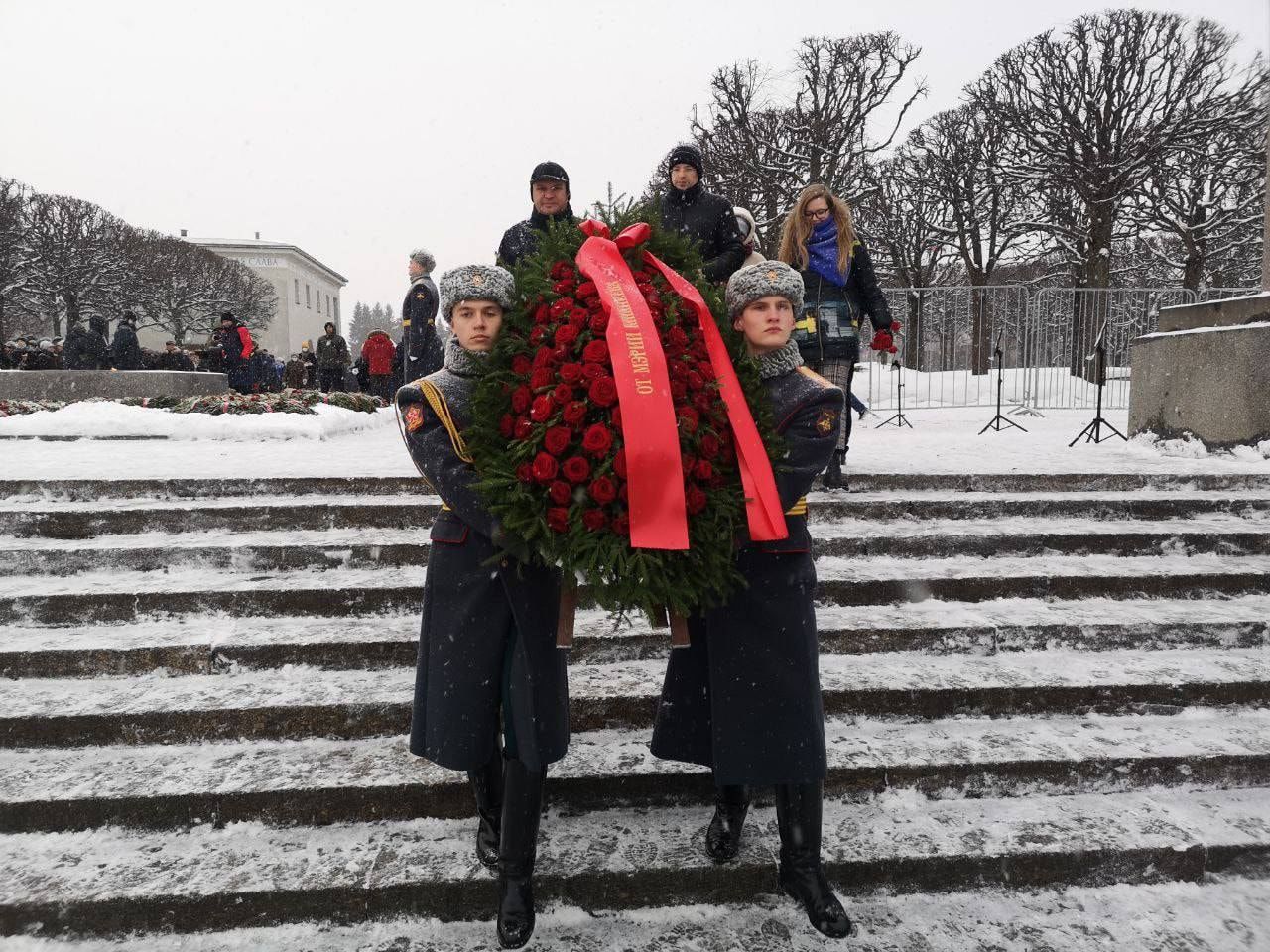 Чебан возложил цветы на мемориальном кладбище в Санкт-Петербурге