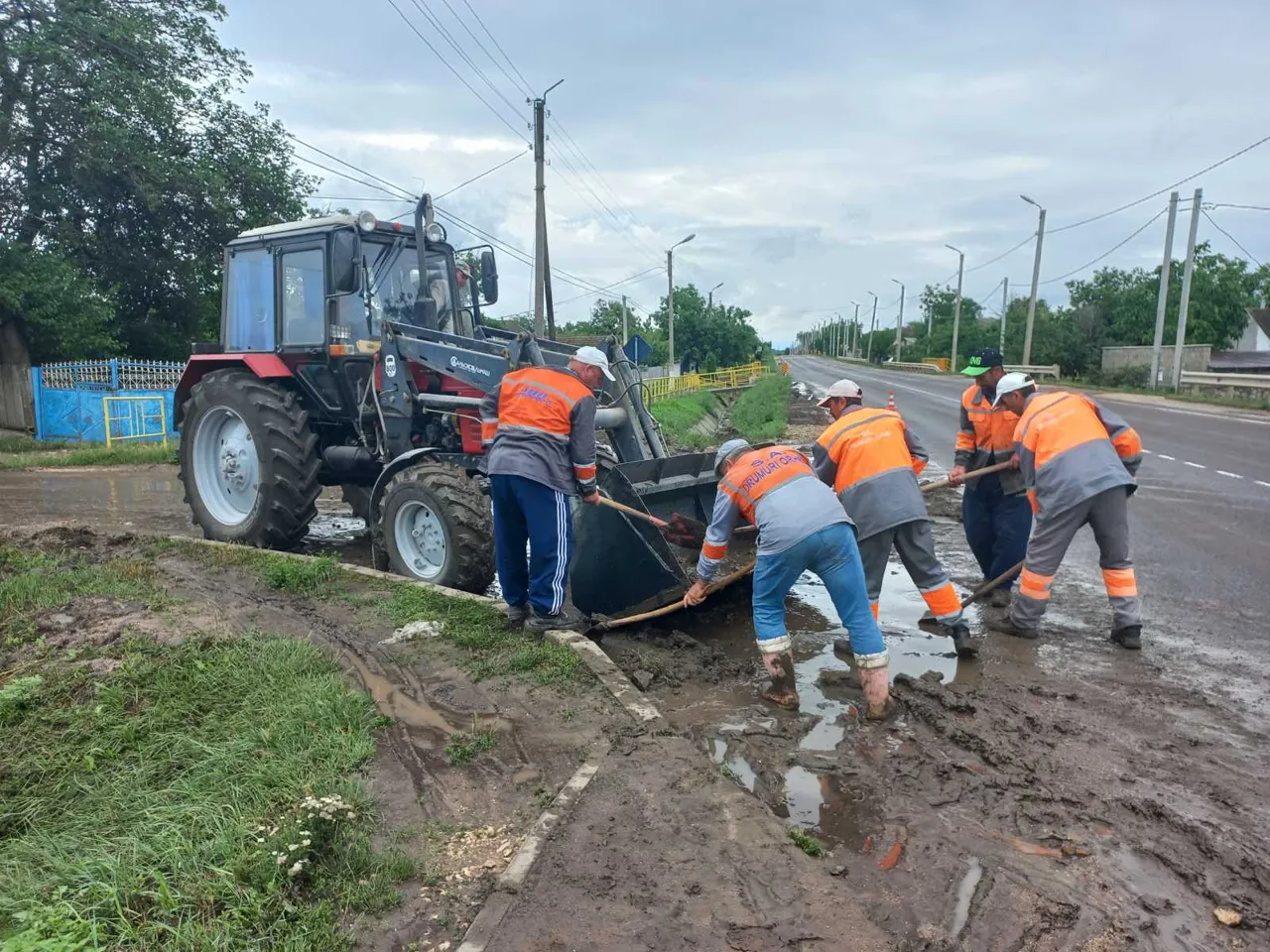 Дорожные службы расчищают трассы Молдовы после непогоды