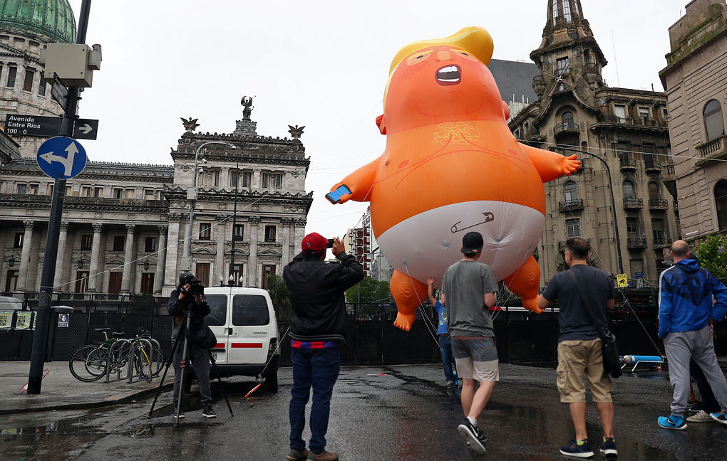 В Буэнос-Айресе появилась большая надувная фигура Трампа