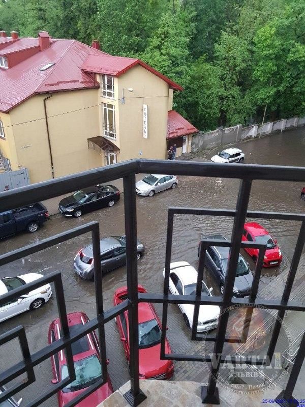 Ураган во Львове превратил улицы в реки и остановил электротранспорт