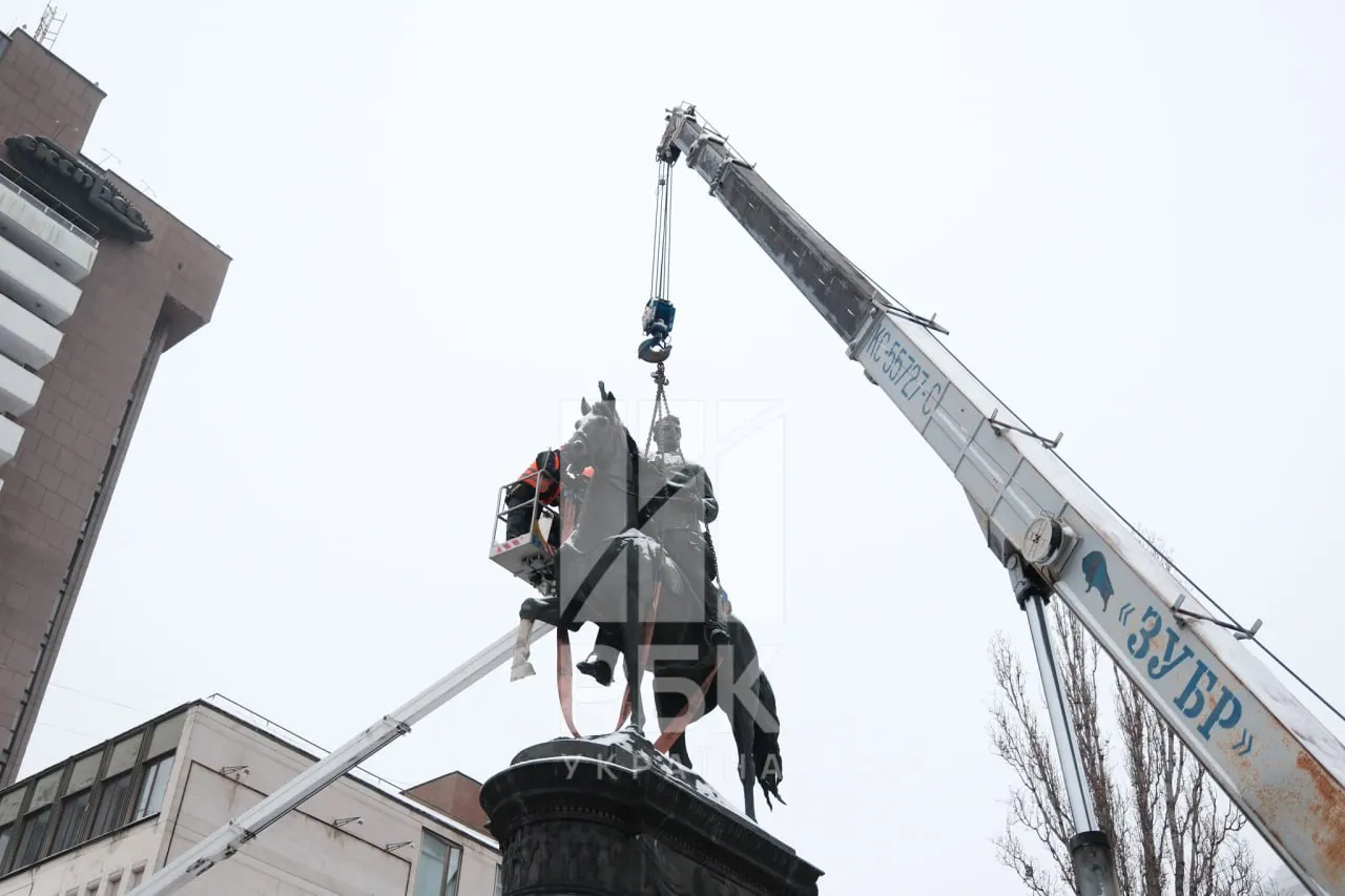 В Киеве проводится снос памятника Николаю Щорсу