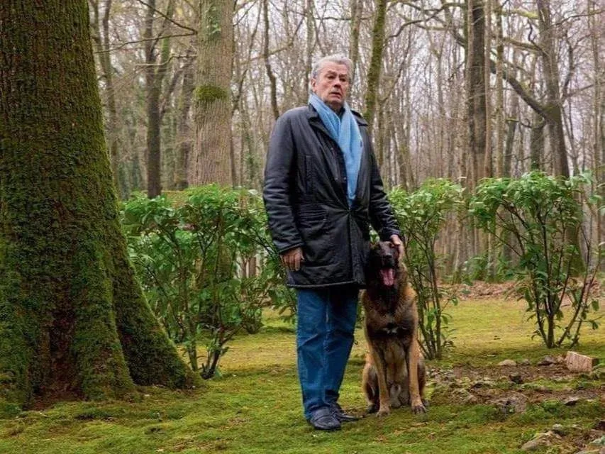 Alain Delon a fost înmormântat în domeniul său, alături de câinii săi iubiți
