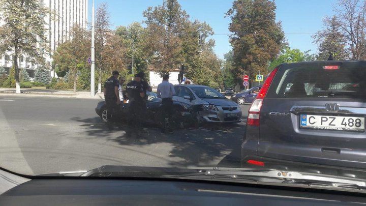 Accident la intersecția străzilor Sfatul Țării și Ștefan cel Mare din Capitală. Două mașini s-au ciocnit violent