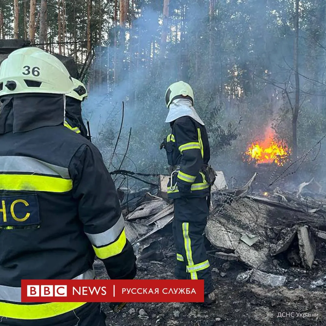 Появились фото последствий падения обломков ракеты в Киевской области