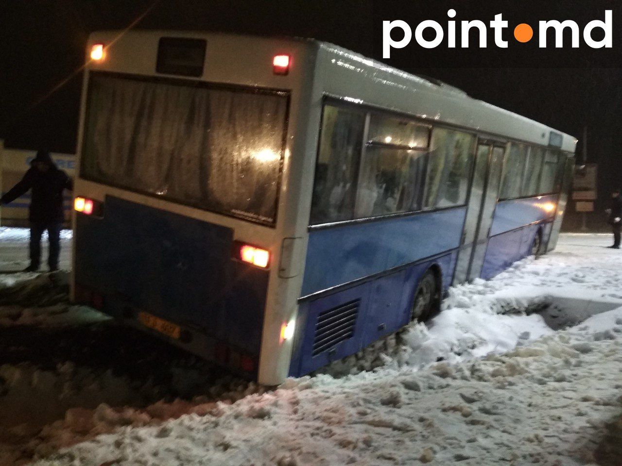 Около Чореску автобус с пассажирами угодил в кювет