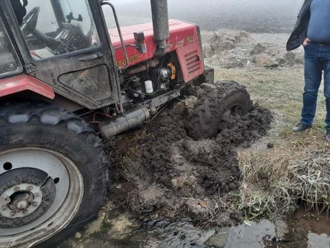Водитель трактора пытался скрыться от полиции и угодил в болото
