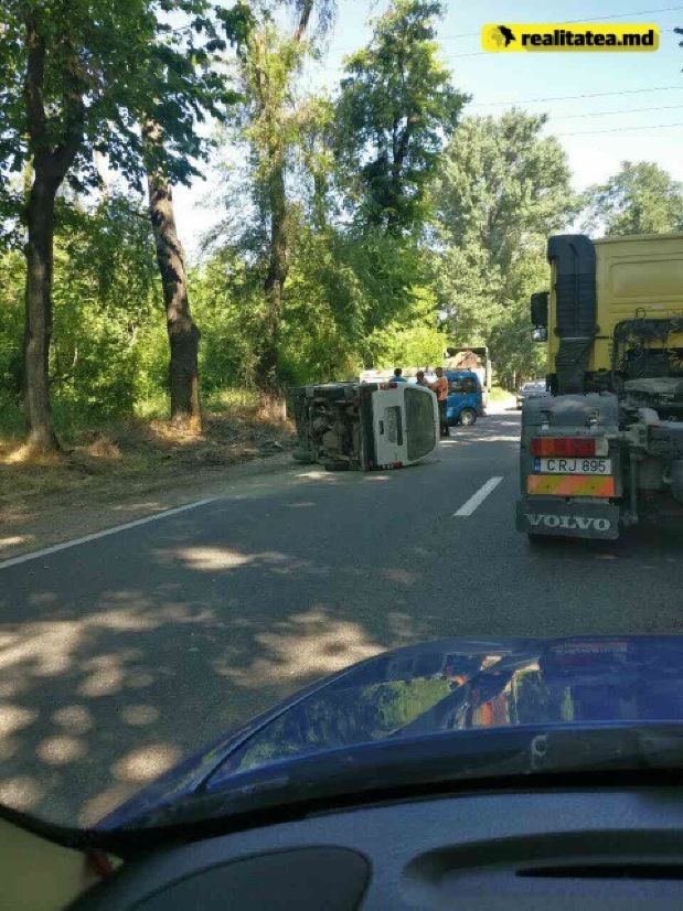 Accident matinal: Un automobil s-a răsturnat pe șoseaua Muncești