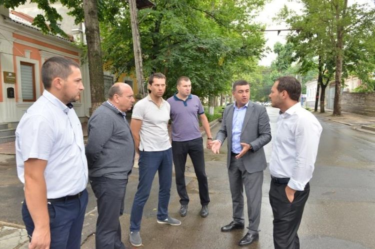 Движение транспорта по 3 улицам в центре Кишинева перекроют почти на месяц в связи с их ремонтом