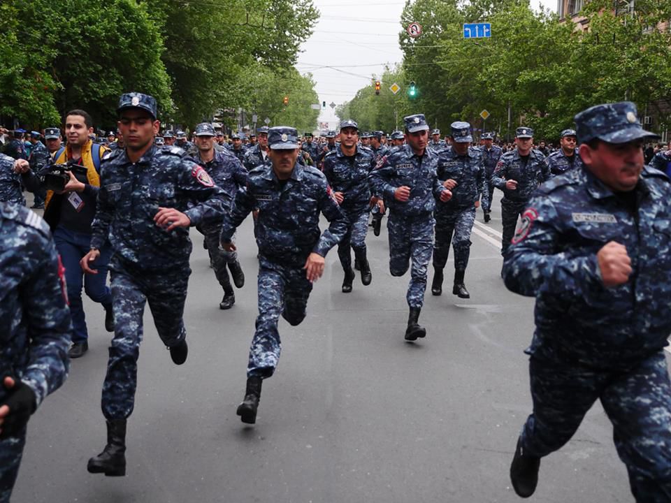 В Ереване возобновились акции протеста, есть задержанные