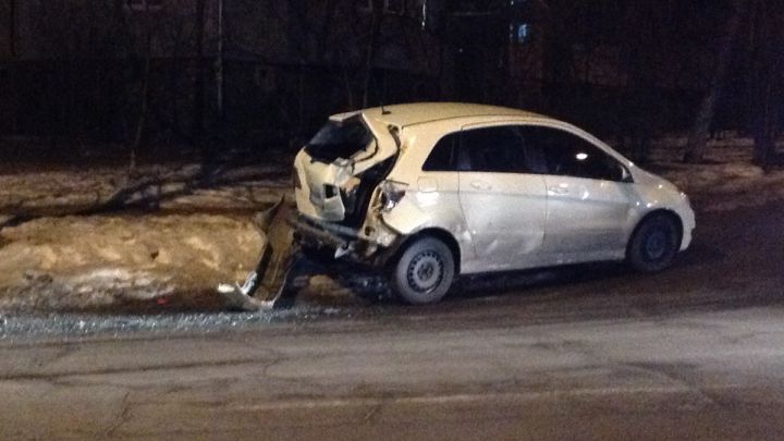 Un Mercedes A-Class, făcut zob la Botanica. S-a ciocnit cu un troleibuz de pe ruta 4