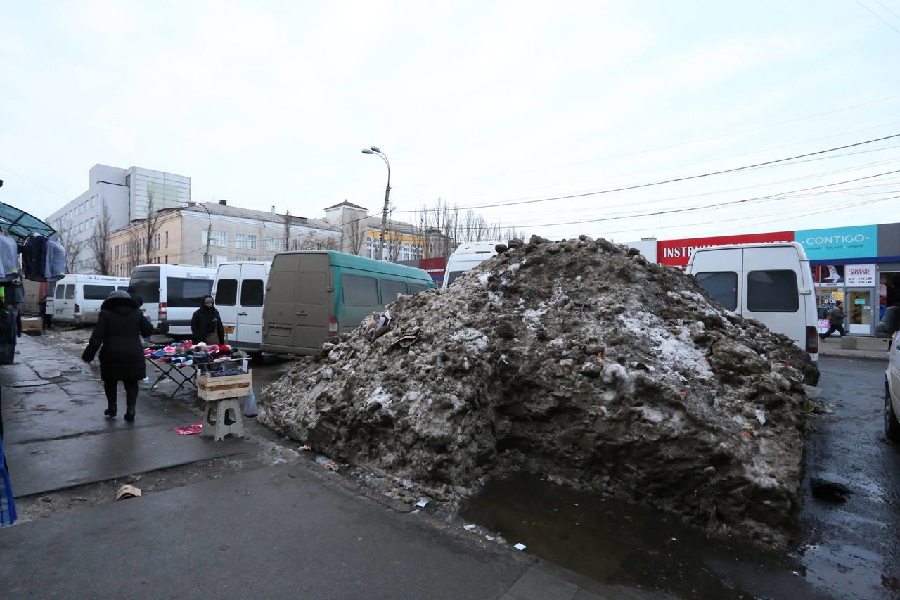 Центральный автовокзал Кишинева завален грудами грязного снега