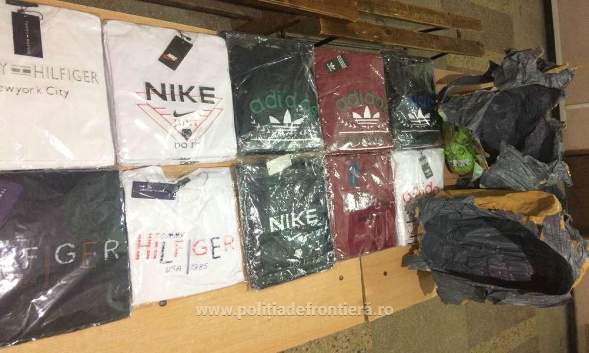 Гражданин РМ хотел ввезти в Румынию 300 контрафактных футболок