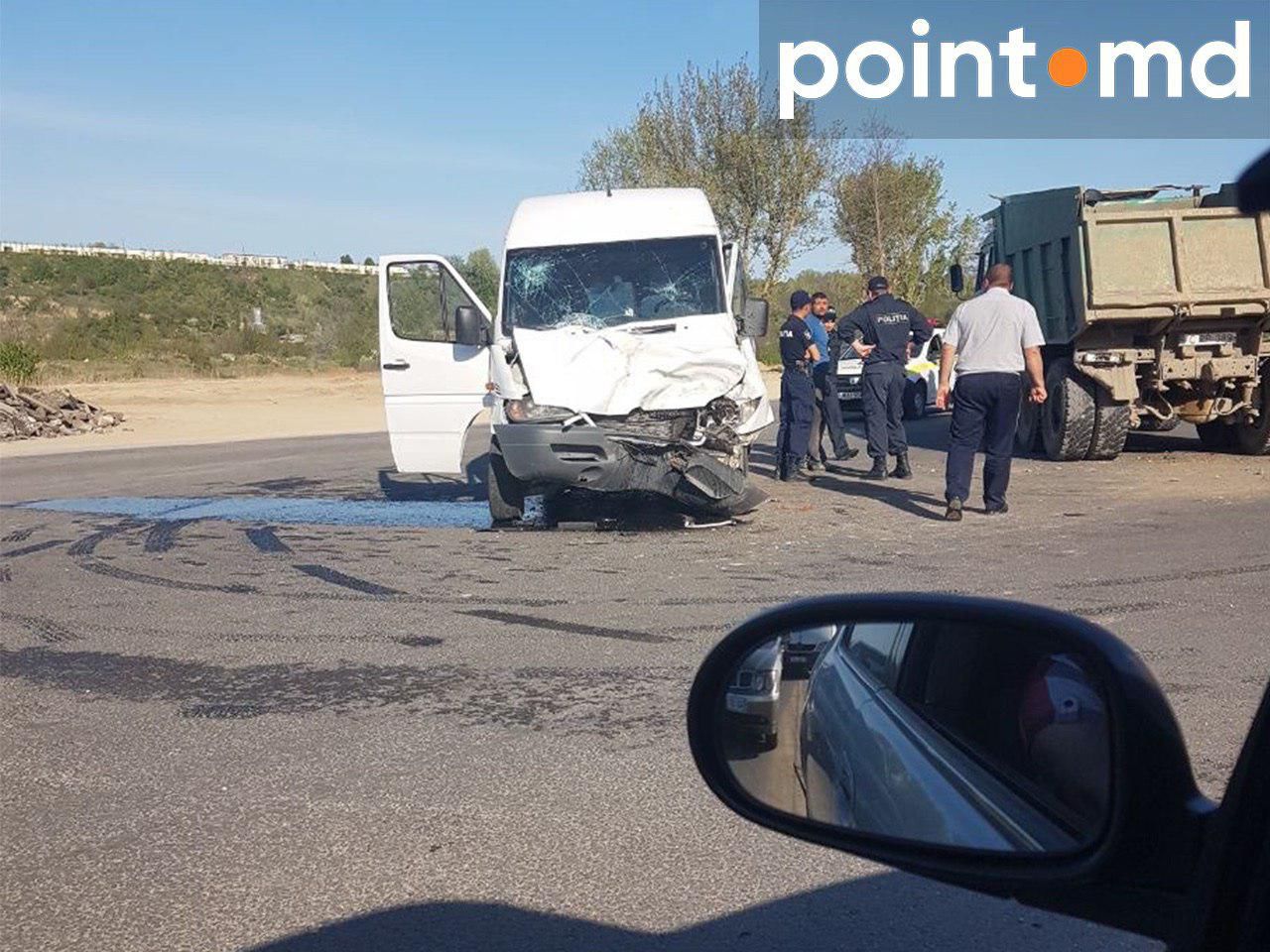 Около Ватры произошло серьезное ДТП с участием маршрутки и грузовика
