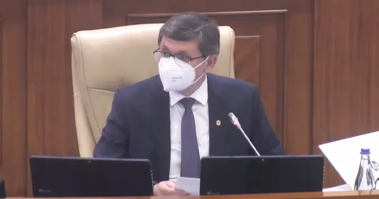COVID-19: Депутаты парламента снова заседают в защитных масках