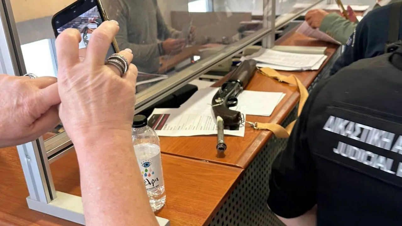 В центре Афин мужчина устроил две стрельбы за утро: эвакуировали суд, есть раненые