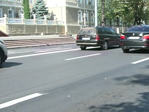 На бульваре Штефана чел Маре начало деформироваться дорожное покрытие