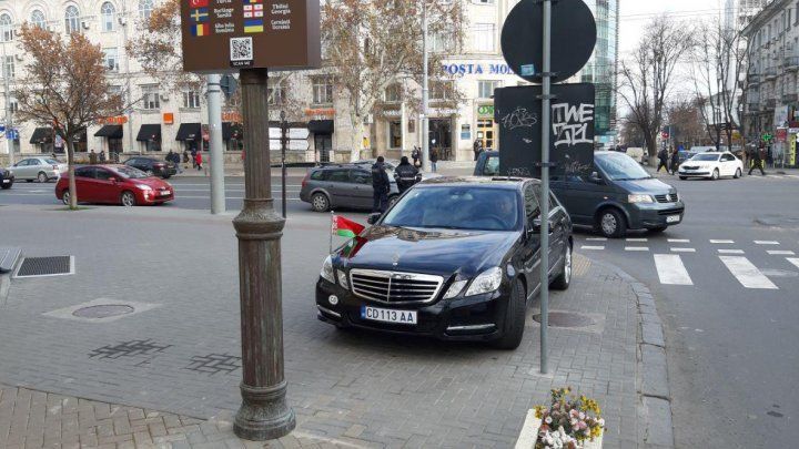 Автомобиль с дипломатическими номерами заехал на тротуар перед примэрией