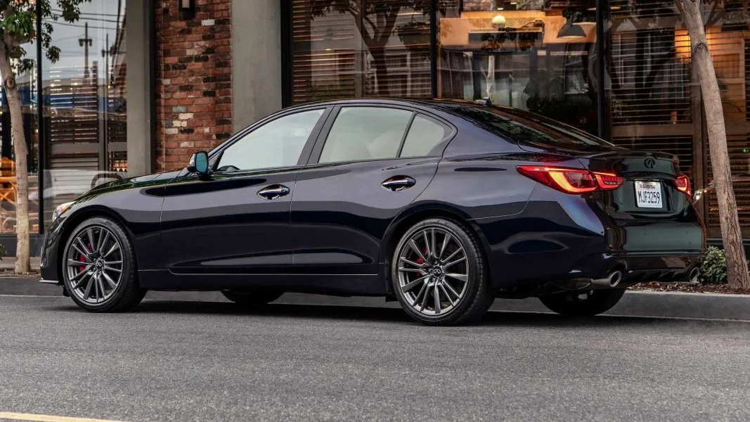 Infiniti создали уникальный черный цвет, меняющий свой оттенок