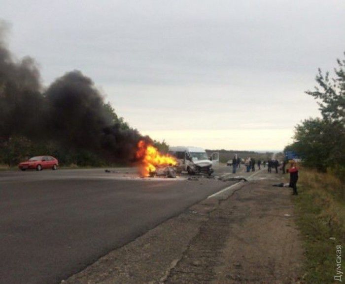На трассе Одесса-Рени в автобус с футболистами врезалась легковушка