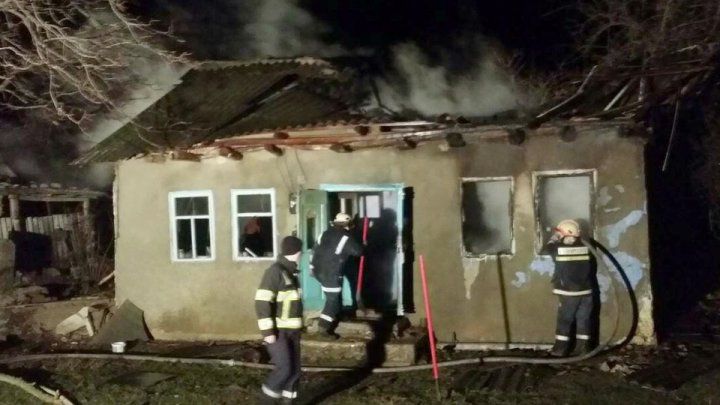 Tragedie în raionul Străşeni: Un bărbat a ars de viu în propria casă