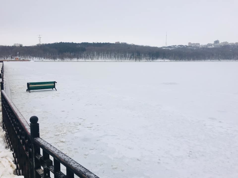 В парке Валя Морилор в озеро выкинули скамейку