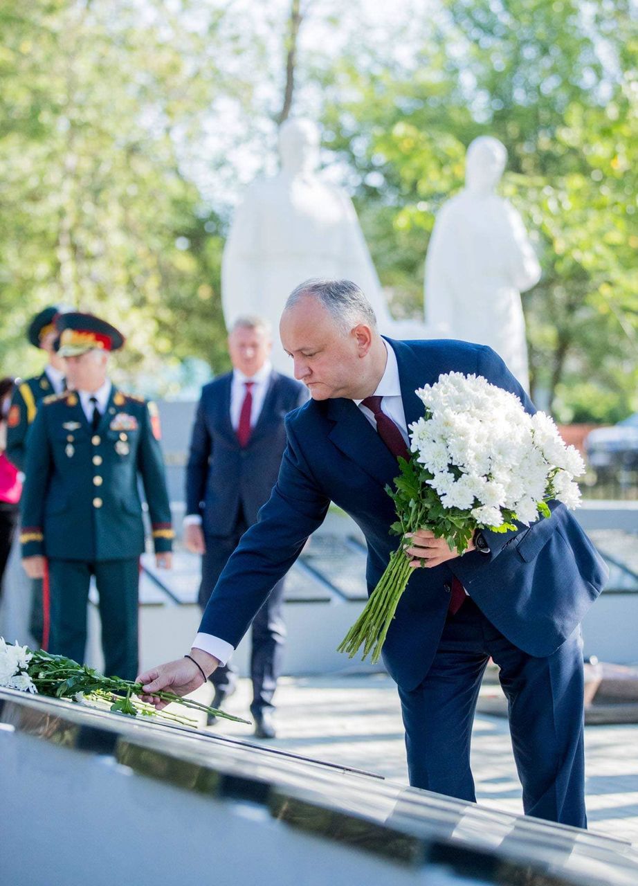 Додон открыл памятник советским воинам, восстановленный с помощью посольства РФ