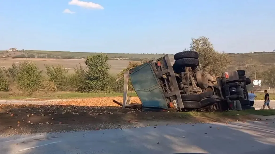 Un camion s-a răsturnat lângă Orhei: Un bărbat, transportat la spital