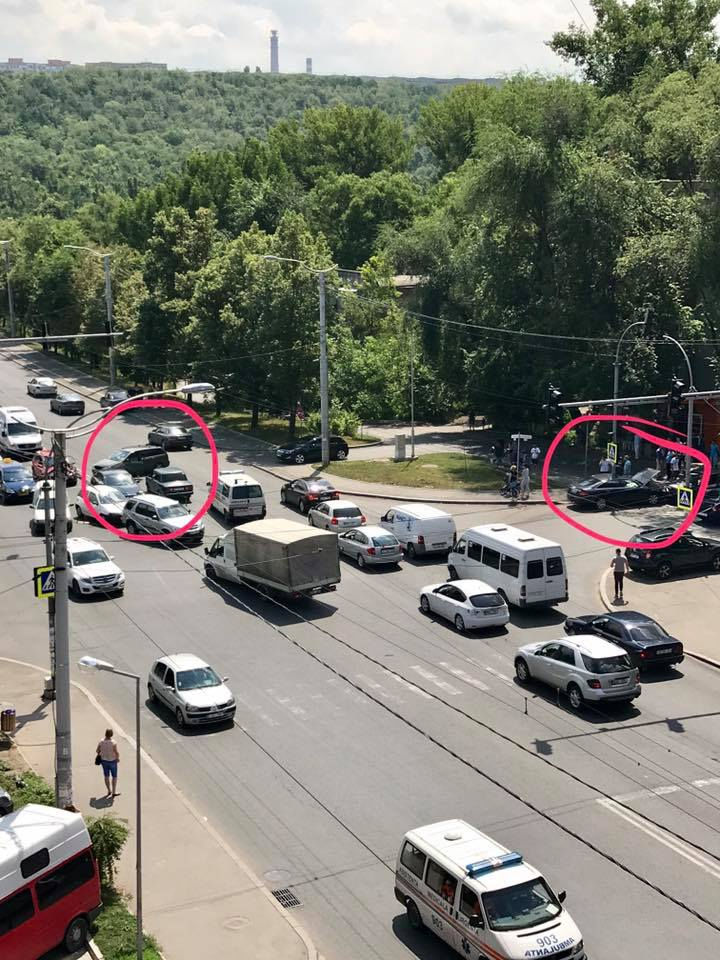 Accident grav în Capitală: O mașină a rămas fără una dintre ușile laterale