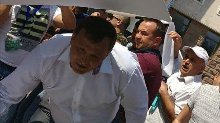 Năstase, huiduit și alungat de combatanţi, după ce a bruscat o doamnă și a încercat să smulgă microfonul de pe scenă