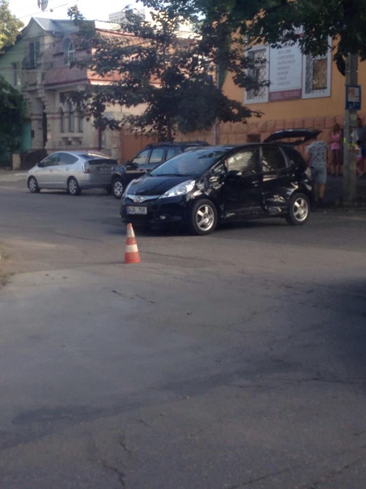 Accident rutier în Capitală. Două maşini s-au ciocnit într-o intersecţie din Centru