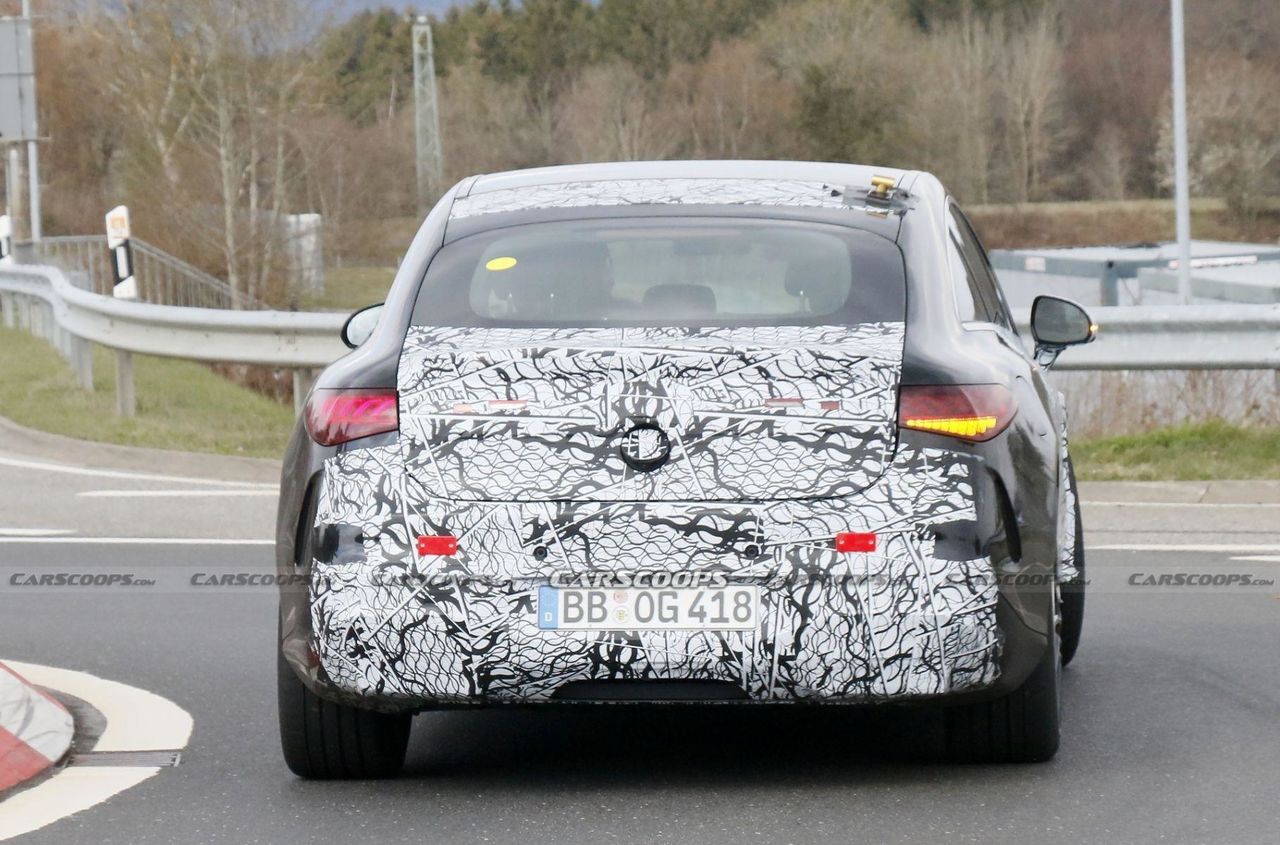 Mercedes-Benz вывел на тесты AMG-версию электрокара EQS