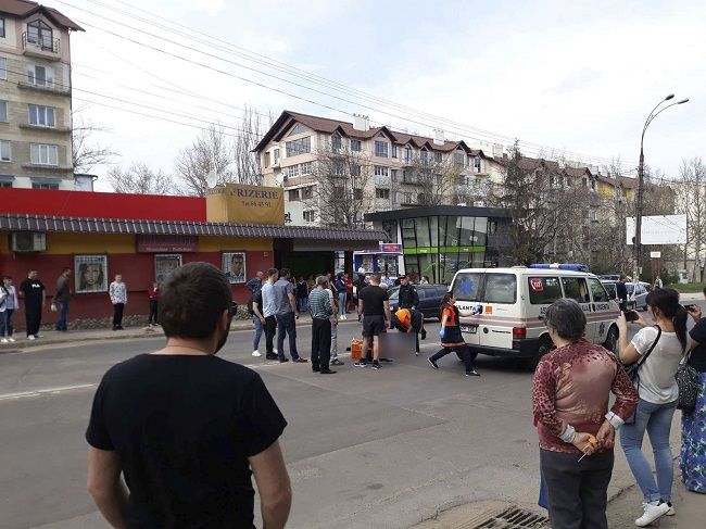 На Ботанике автомобиль сбил пешехода: пожилую женщину госпитализировали