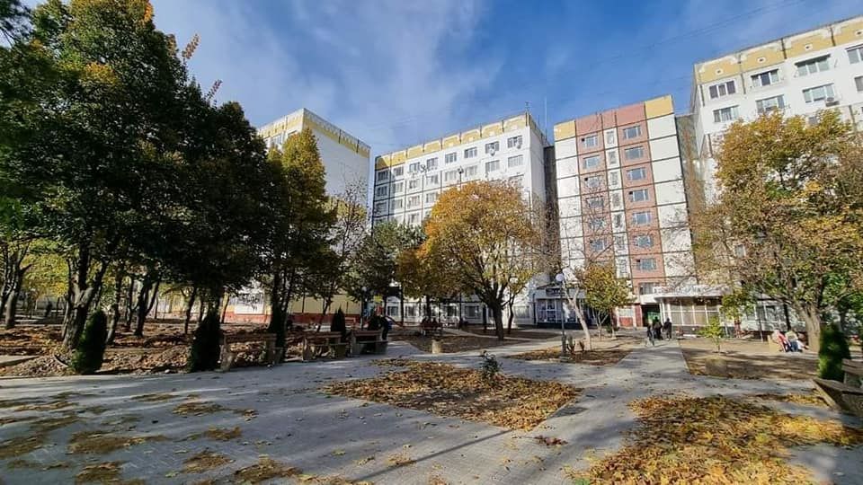 Работы по благоустройству зеленой зоны на улице Миорица близятся к завершению