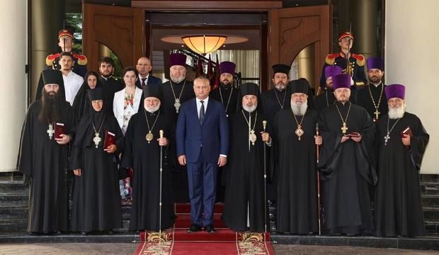 Episcopul Marchel și alte 16 fețe bisericești, decorate azi de președintele Igor Dodon