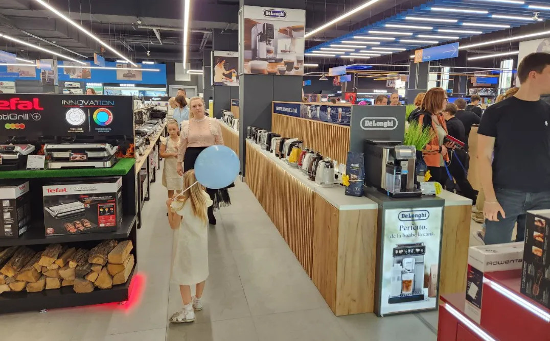Maximum на улице М.Витязул в Кишиневе отмечает свой день рождения