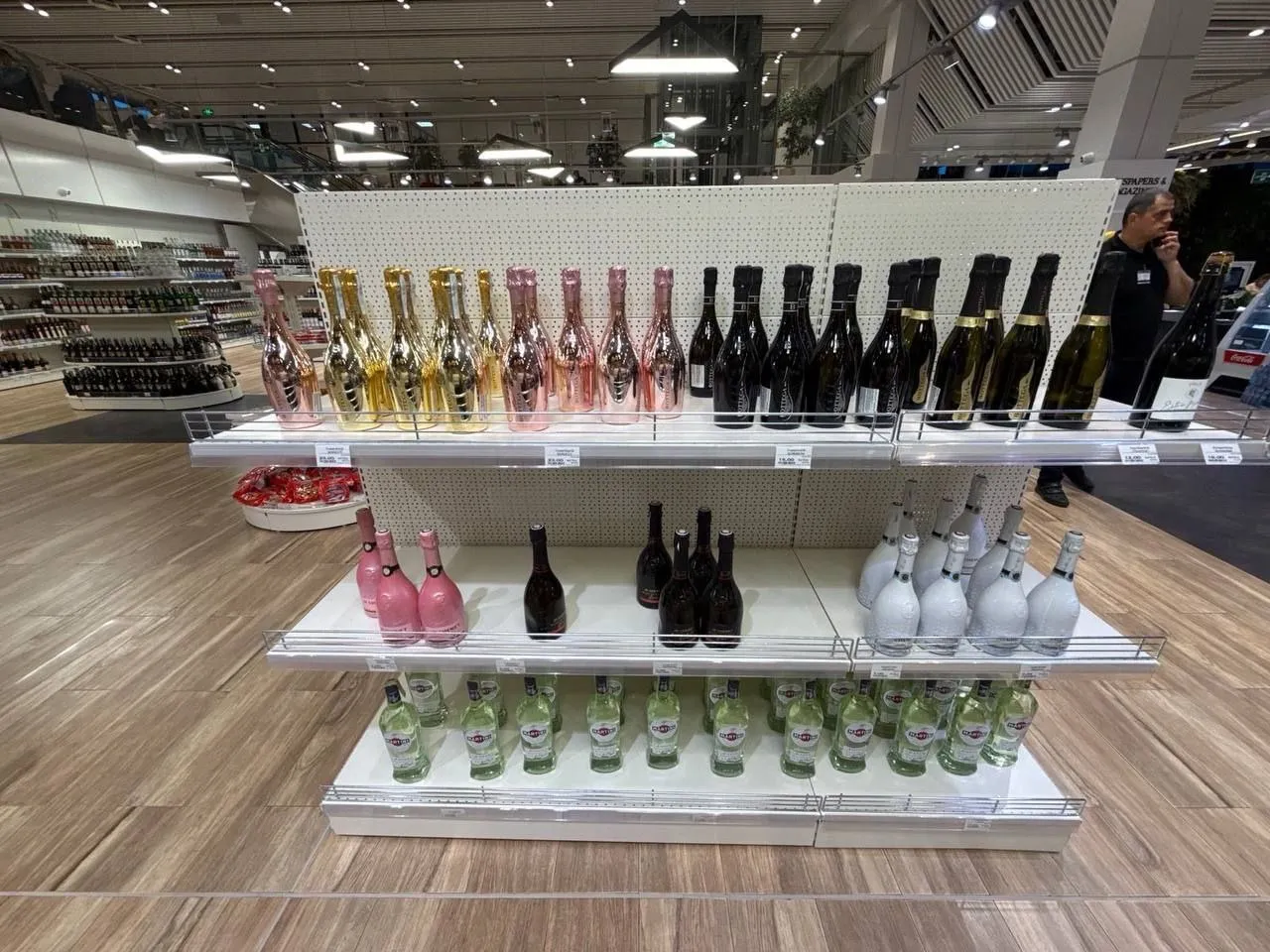 Cumpărătorii din Aeroportul Chișinău s-au plâns de pungi la 1,5 euro
