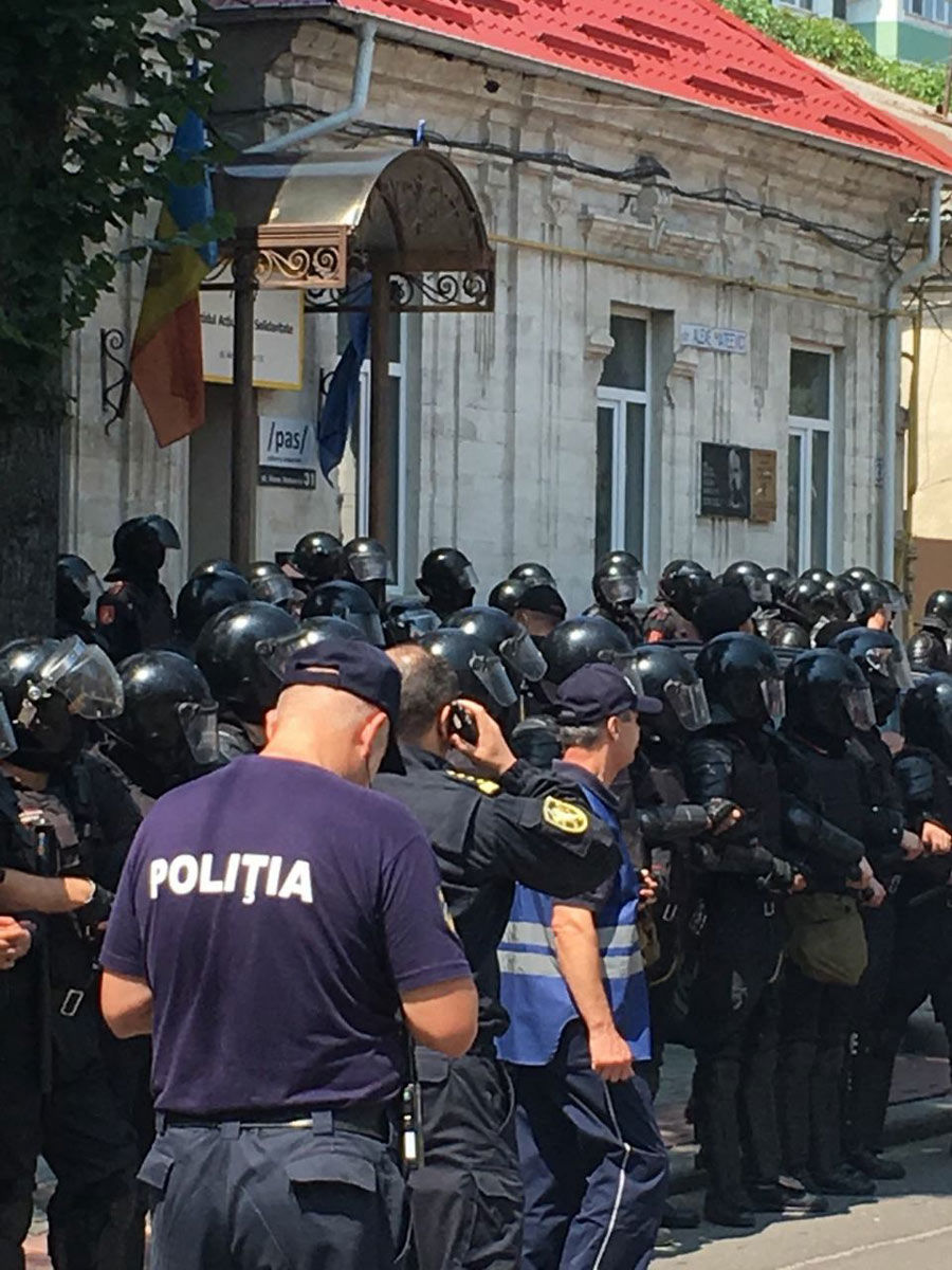 Сотни полицейских охраняли здание партии Майи Санду во время протестов сторонников Илана Шора