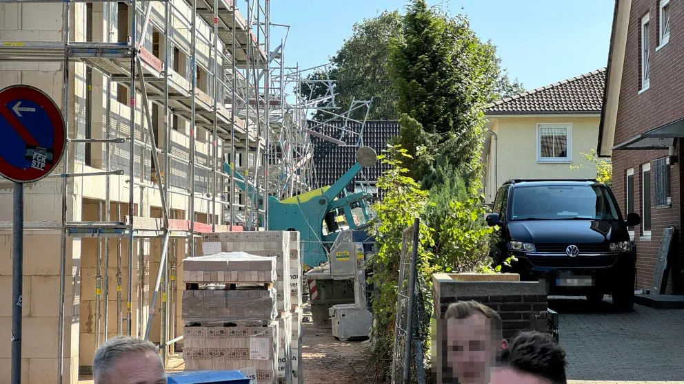 În Hamburg, o macara de construcții a căzut peste clădiri rezidențiale