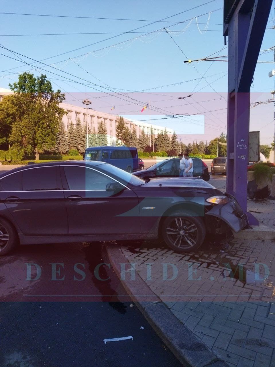 В Кишиневе произошло ДТП, после которого BMW врезался в рекламный щит