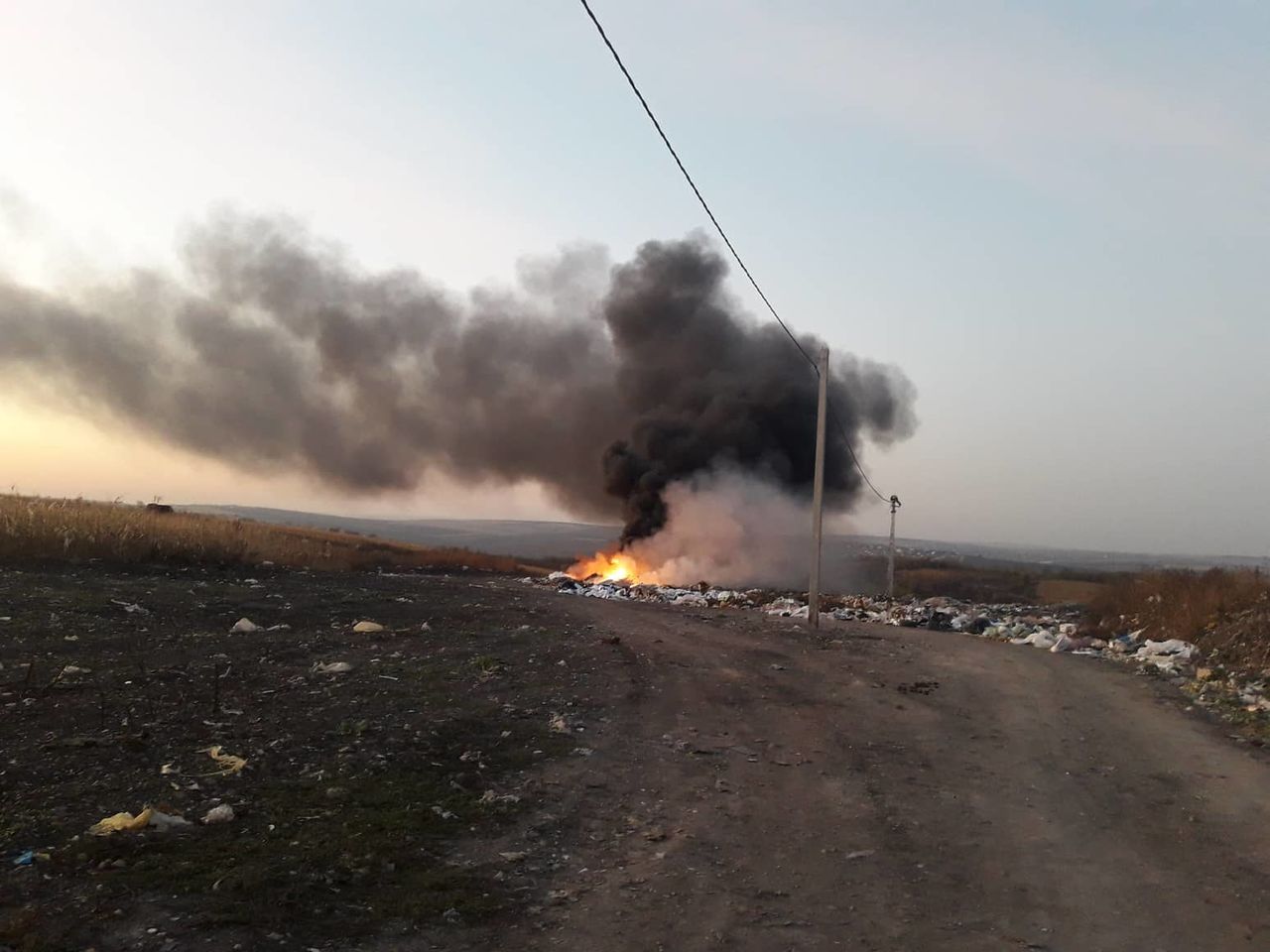 В Колонице загорелась мусорная свалка