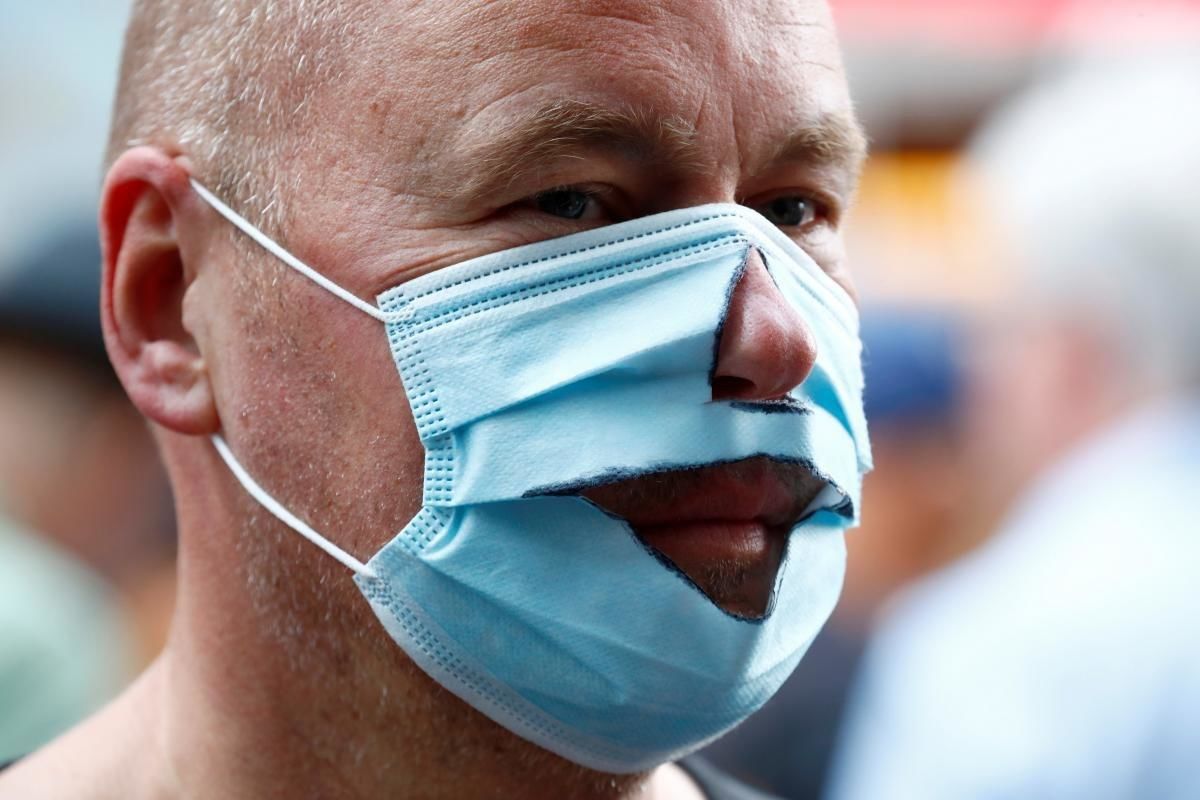 В Берлине политика властей по COVID-19 вывела на акцию тысячи человек