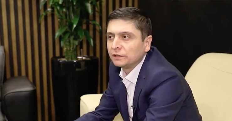 Двойник Зеленского привыкает к съёмочной площадке