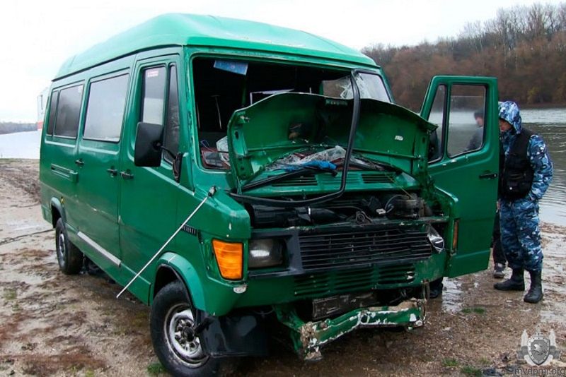 В Тирасполе два брата угнали микроавтобус с фруктами и утопили его