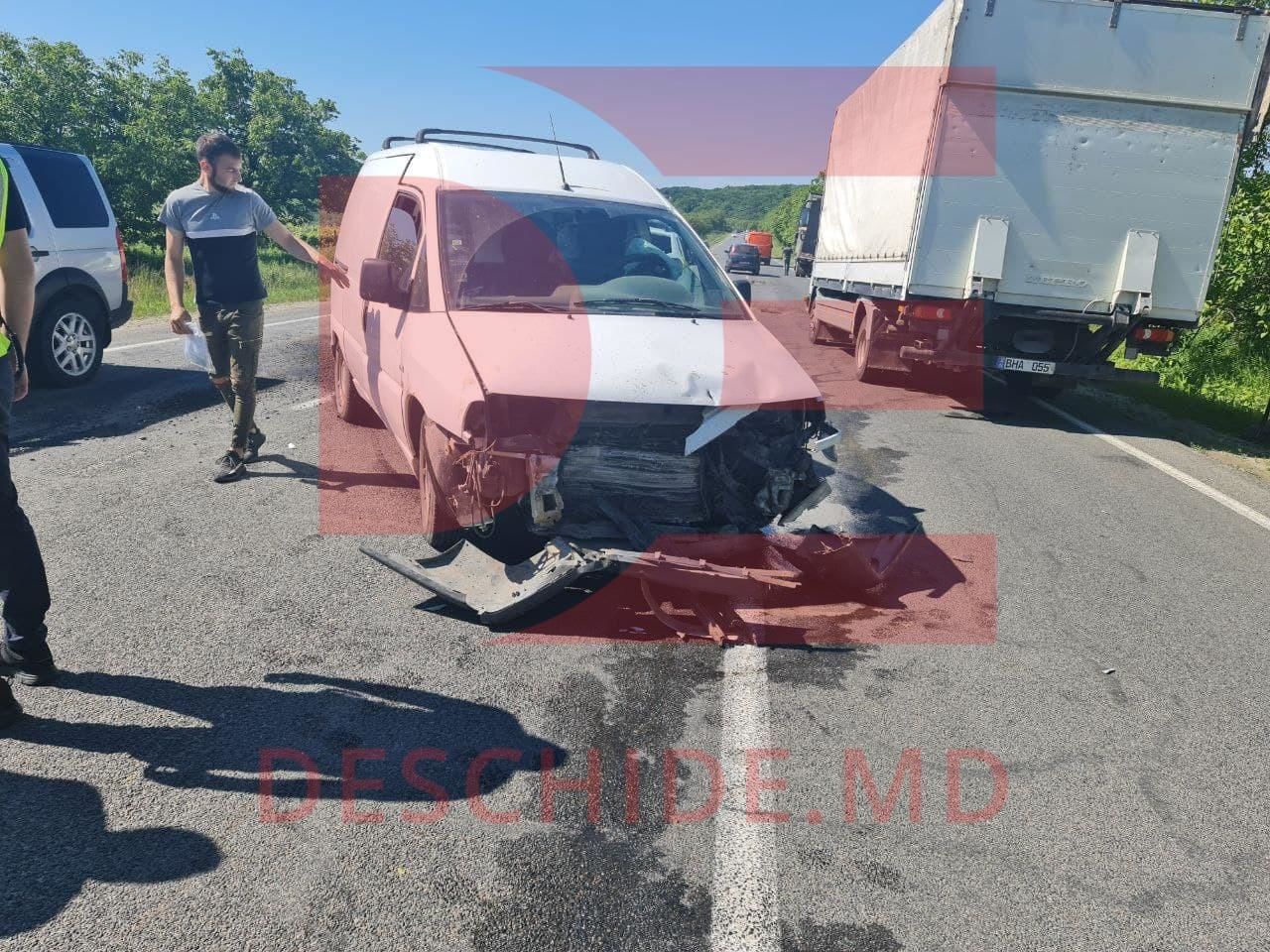 В Яловенах машина врезалась в трактор, выполнявший ремонт дороги