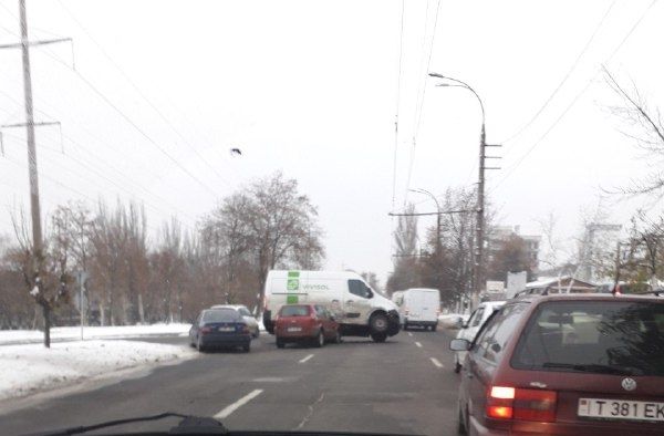 Утром на Чеканах столкнулись два автомобиля