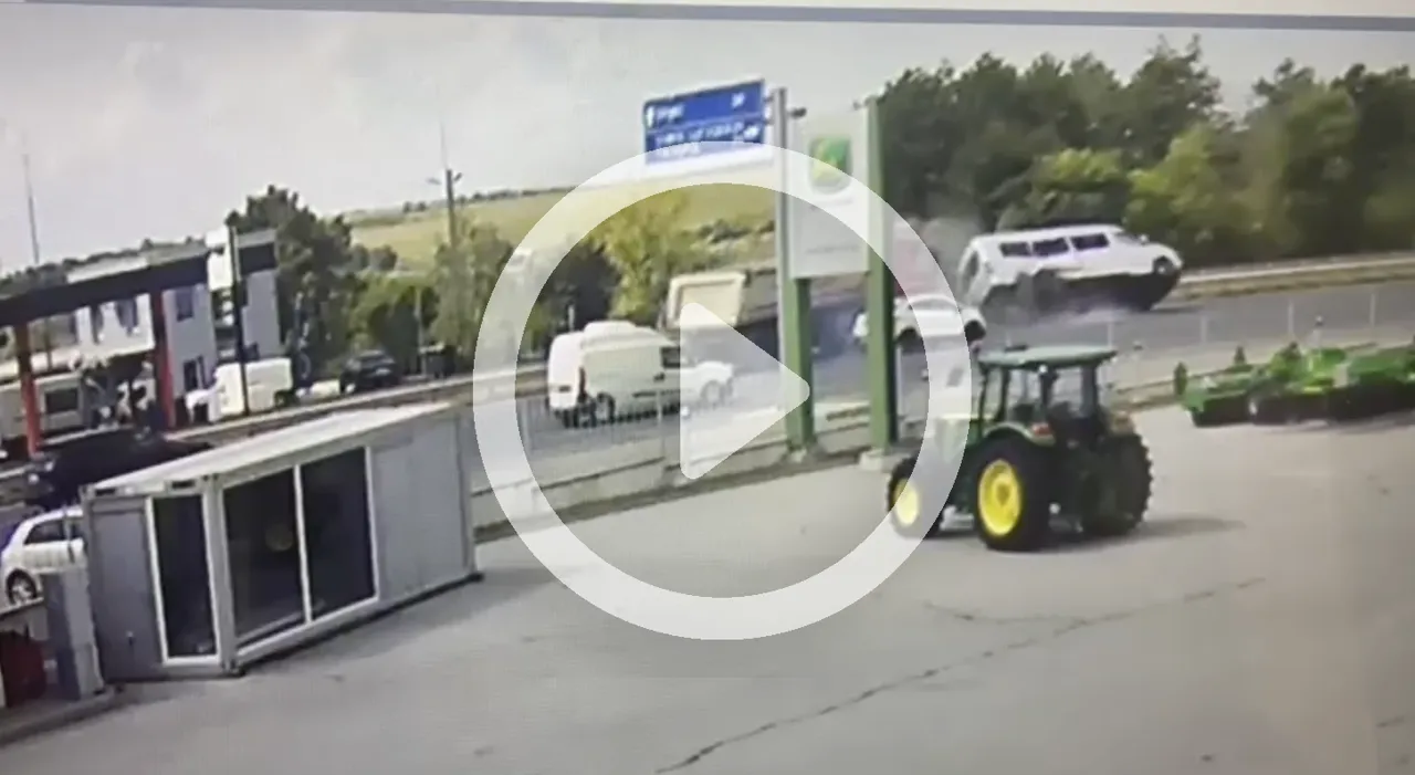 Появился момент ДТП в Ставченах, в результате которого перевернулась маршрутка