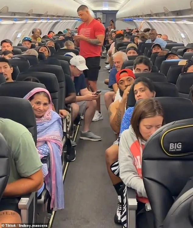 Spirit Airlines закрыла людей в самолете на семь часов из-за нехватки персонала