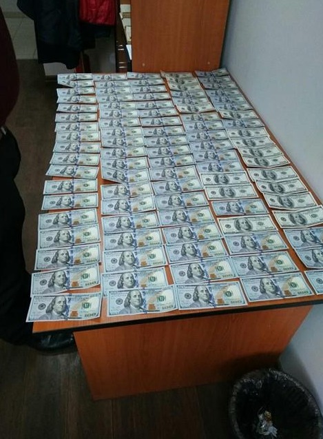Двое мужчин пытались вывезти из страны $11 тысяч и наркотики