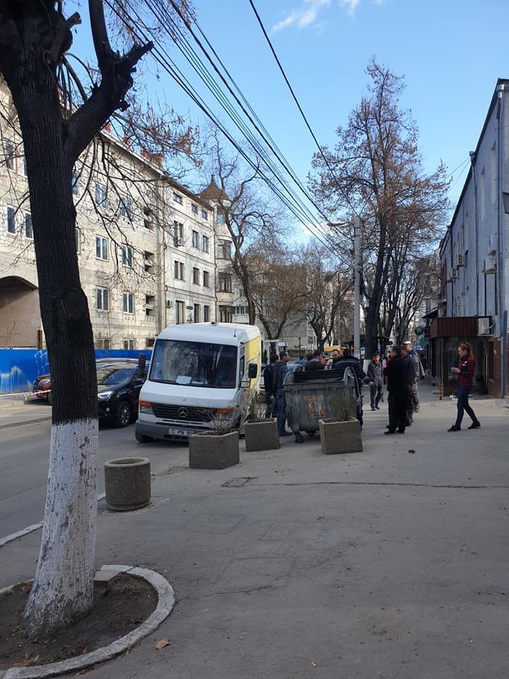 В Кишиневе колесо микроавтобуса застряло в провалившемся асфальте