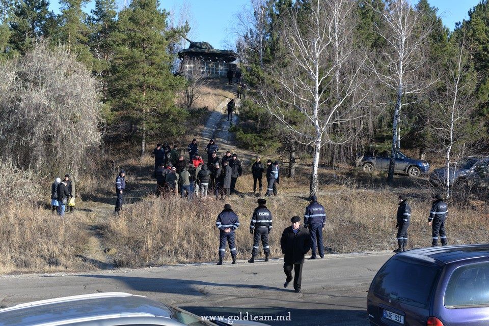 Социалисты препятствуют сносу танка в Корнештах